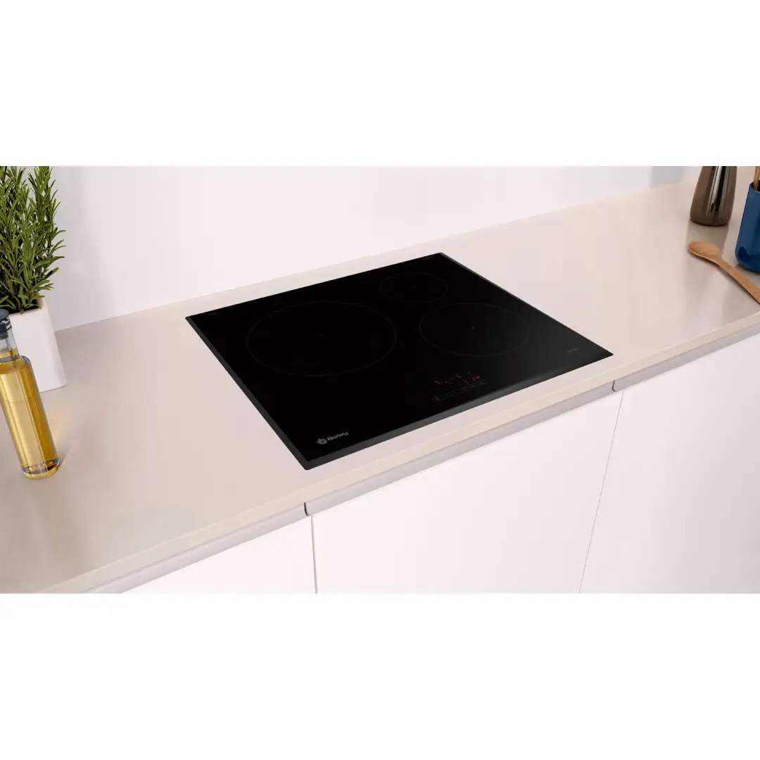 Placa de inducción Balay 3EB-965LR instalada en una cocina de muestra, mostrando su integración en el entorno de cocina. - Electrocash