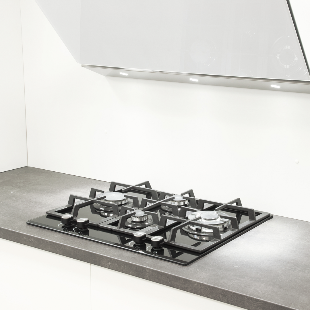 Imagen de la placa de cristal gas LCIB-6031BK de Cata instalada en una cocina, ilustrando su integración y diseño moderno