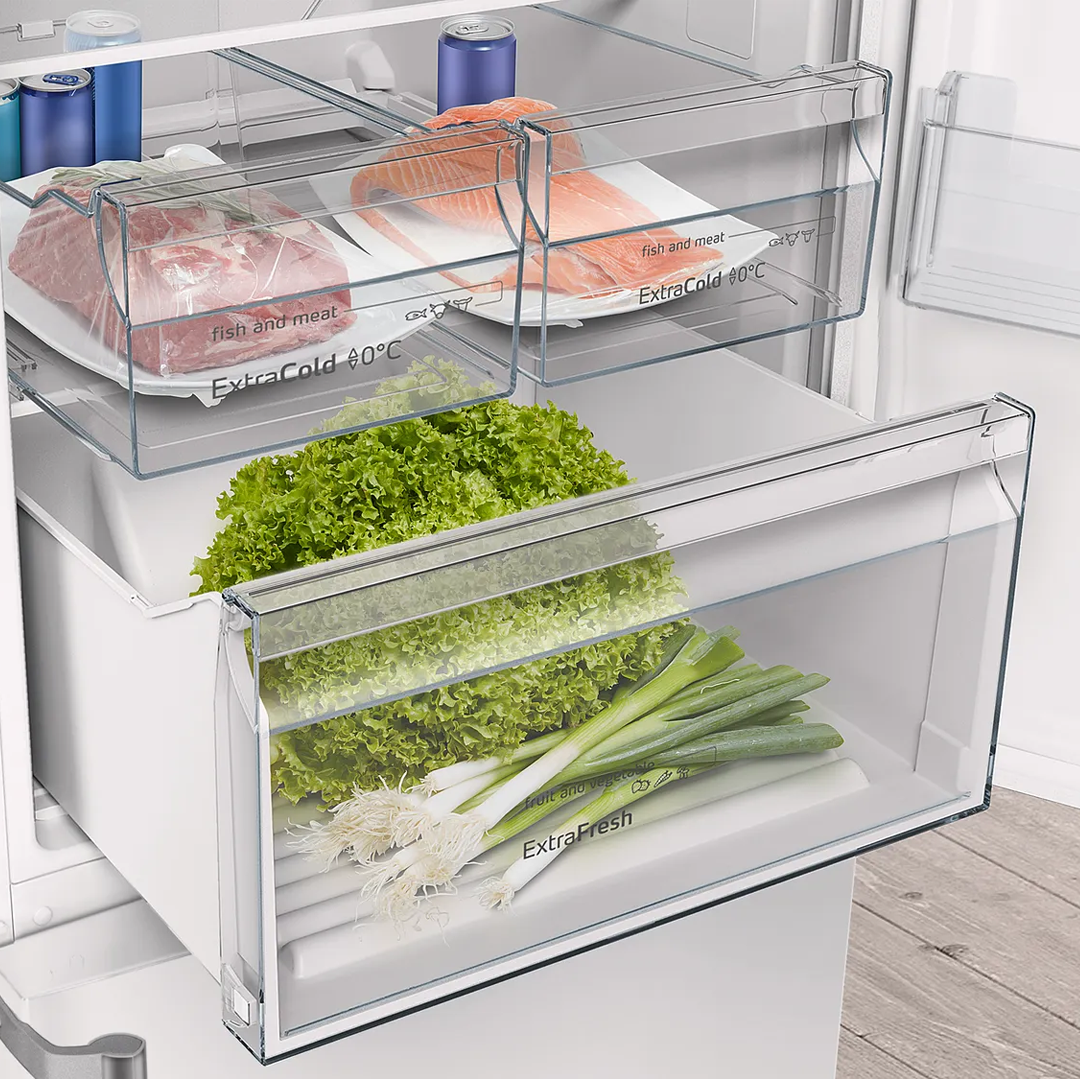 Detalle de los cajones llenos del frigorífico combi Balay 3KFE-776WE en color blanco, mostrando su capacidad y organización. Disponible en Electrocash