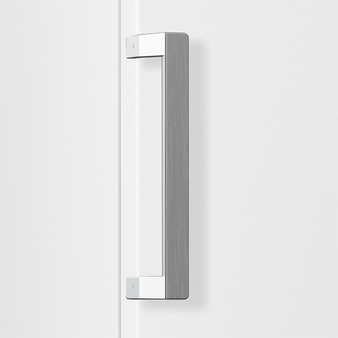 Detalle del manillar del congelador vertical Beko RFNE-290L41WN en color blanco, diseñado para una apertura fácil. Disponible en Electrocash