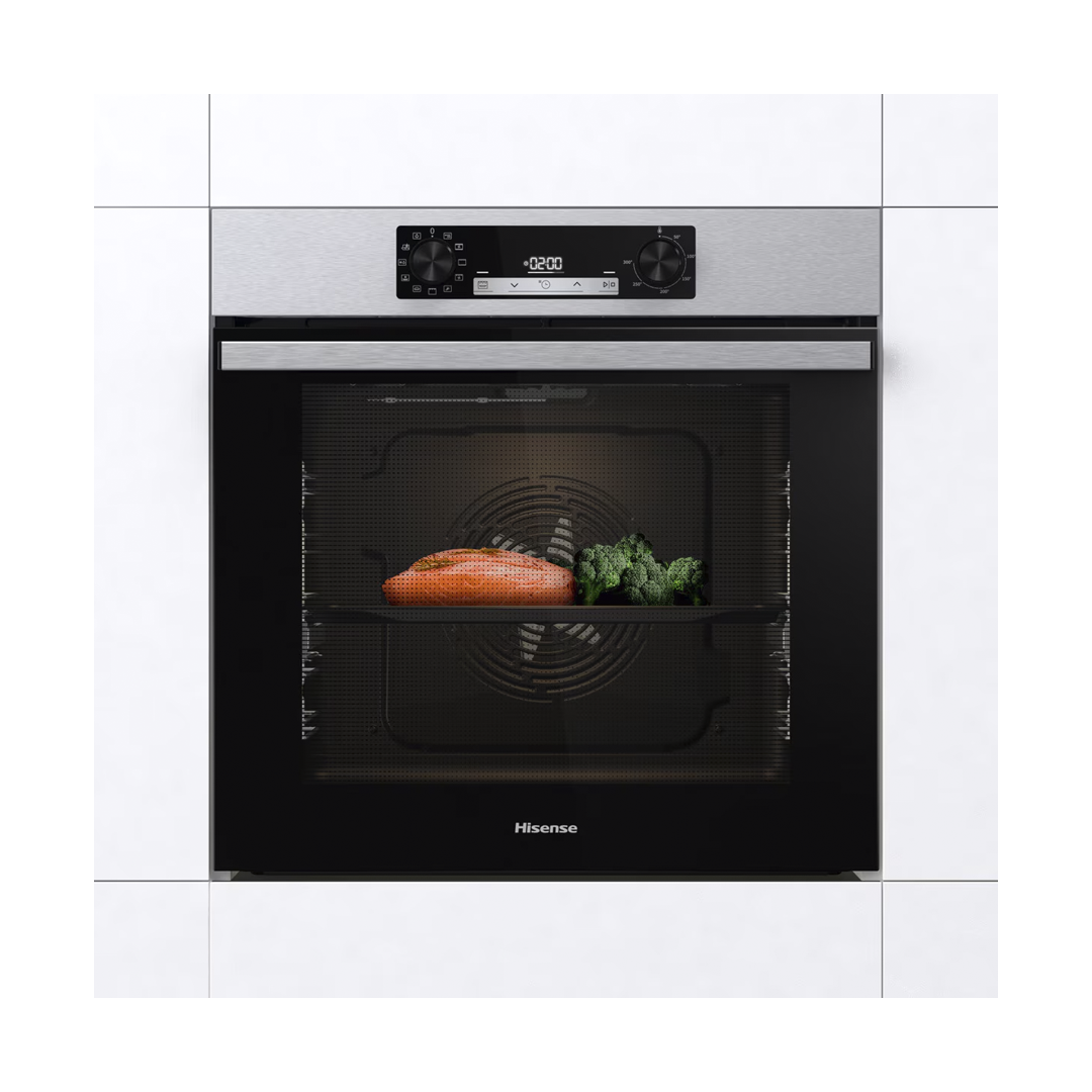 Horno inoxidable BI-62216AXE2 Hisense A cerrado en funcionamiento, mostrando su eficiencia y diseño moderno