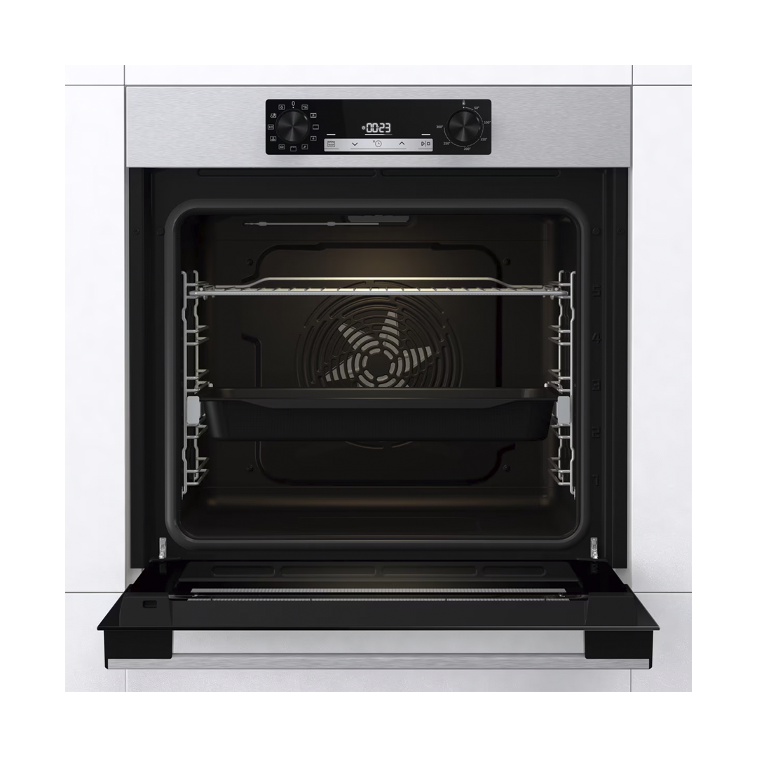 Vista del horno inoxidable BI-62216AXE2 Hisense A abierto, mostrando su amplio interior y capacidad