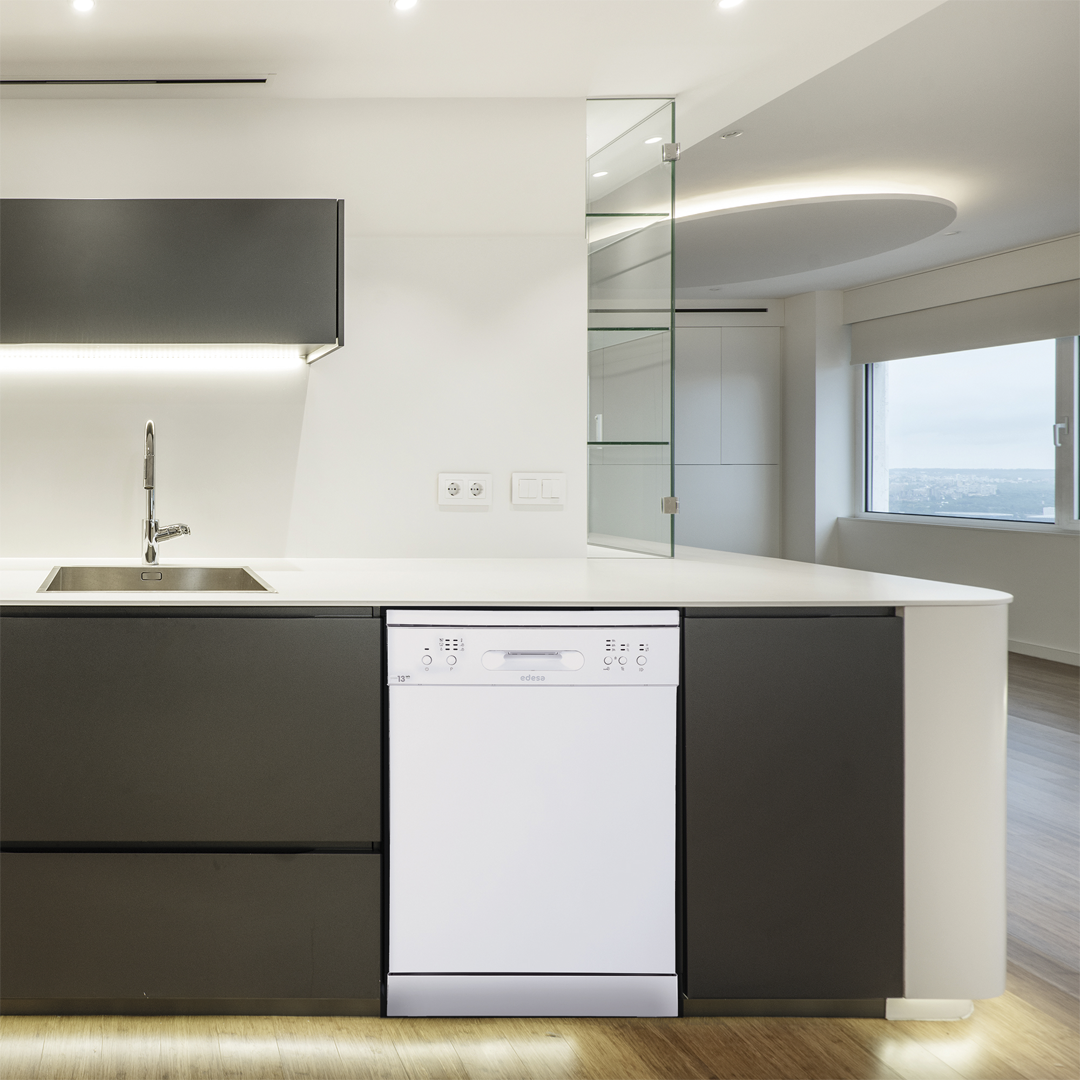 Lavavajillas Edesa EDW-6130 WH en color blanco, instalado en una cocina de muestra, visto desde otra perspectiva. Disponible en Electrocash