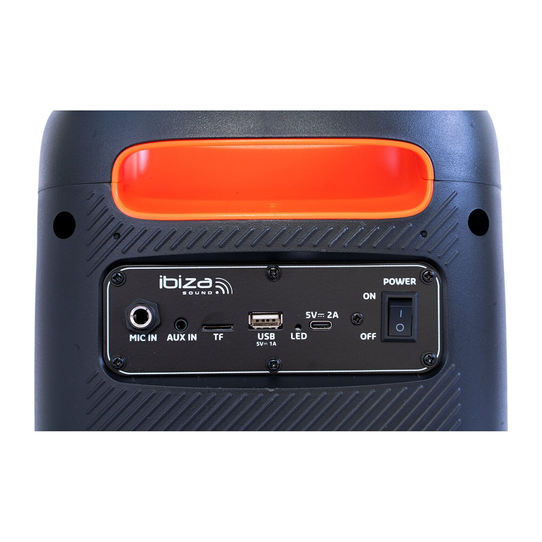 Vista de los conectores del altavoz Bluetooth Ibiza Sound CUBE-180 180W, incluyendo puertos USB y SD