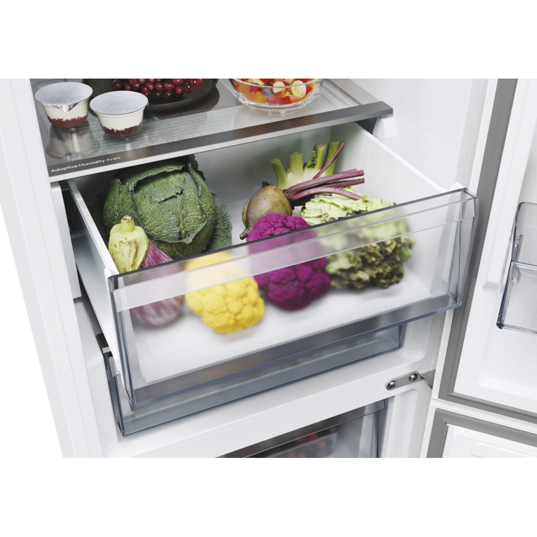 Detalle de los cajones de verdura llenos del frigorífico combi Candy CNCQ-2T620EW en color blanco, mostrando su capacidad y organización. Disponible en Electrocash