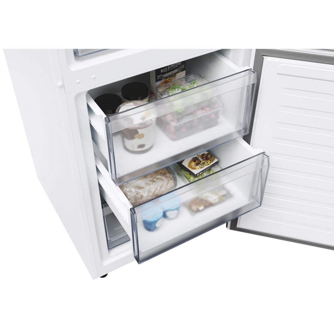 Vista de los cajones del congelador del frigorífico combi Candy CNCQ-2T620EW en color blanco, mostrando su espacio de almacenamiento. Disponible en Electrocash