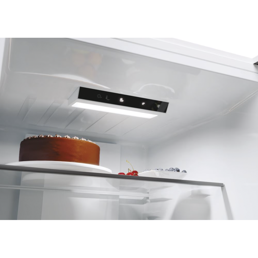 Detalle de la balda superior del frigorífico combi Cady CNCQ-2T618EW, mostrando su capacidad y diseño funcional. Disponible en Electrocash