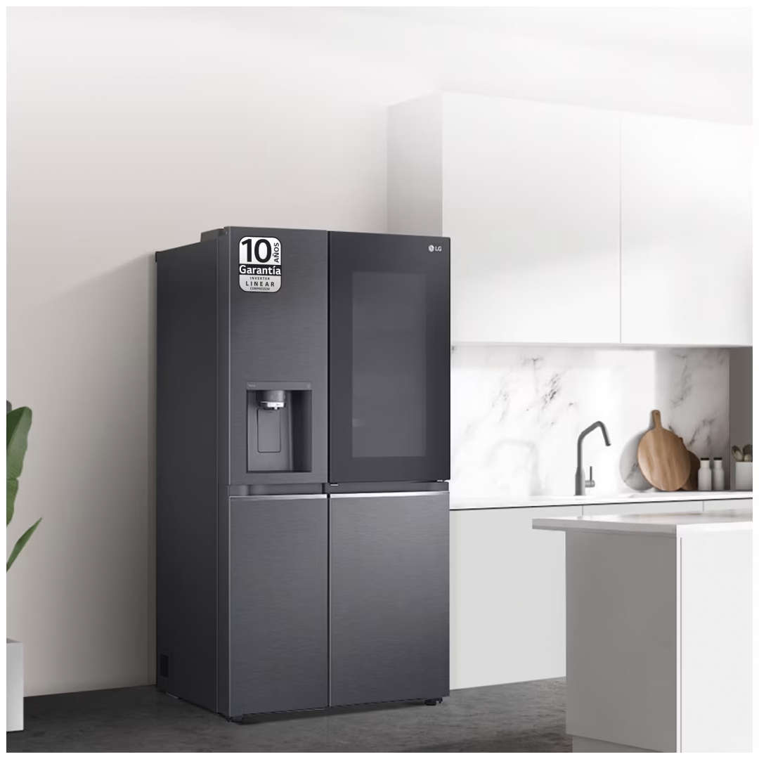 Imagen del frigorífico GSXV-90MCDE de LG instalado en una cocina de muestra, destacando su integración y diseño elegante