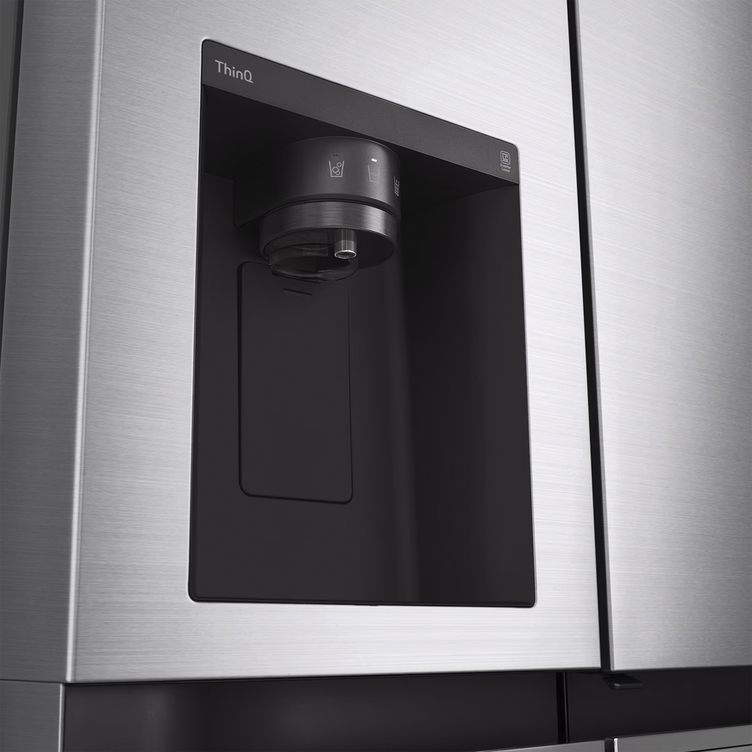Primer plano del dispensador de hielo del frigorífico americano LG GSLV-70PZTD. Comodidad y funcionalidad para tu cocina. Disponible en Electrocash
