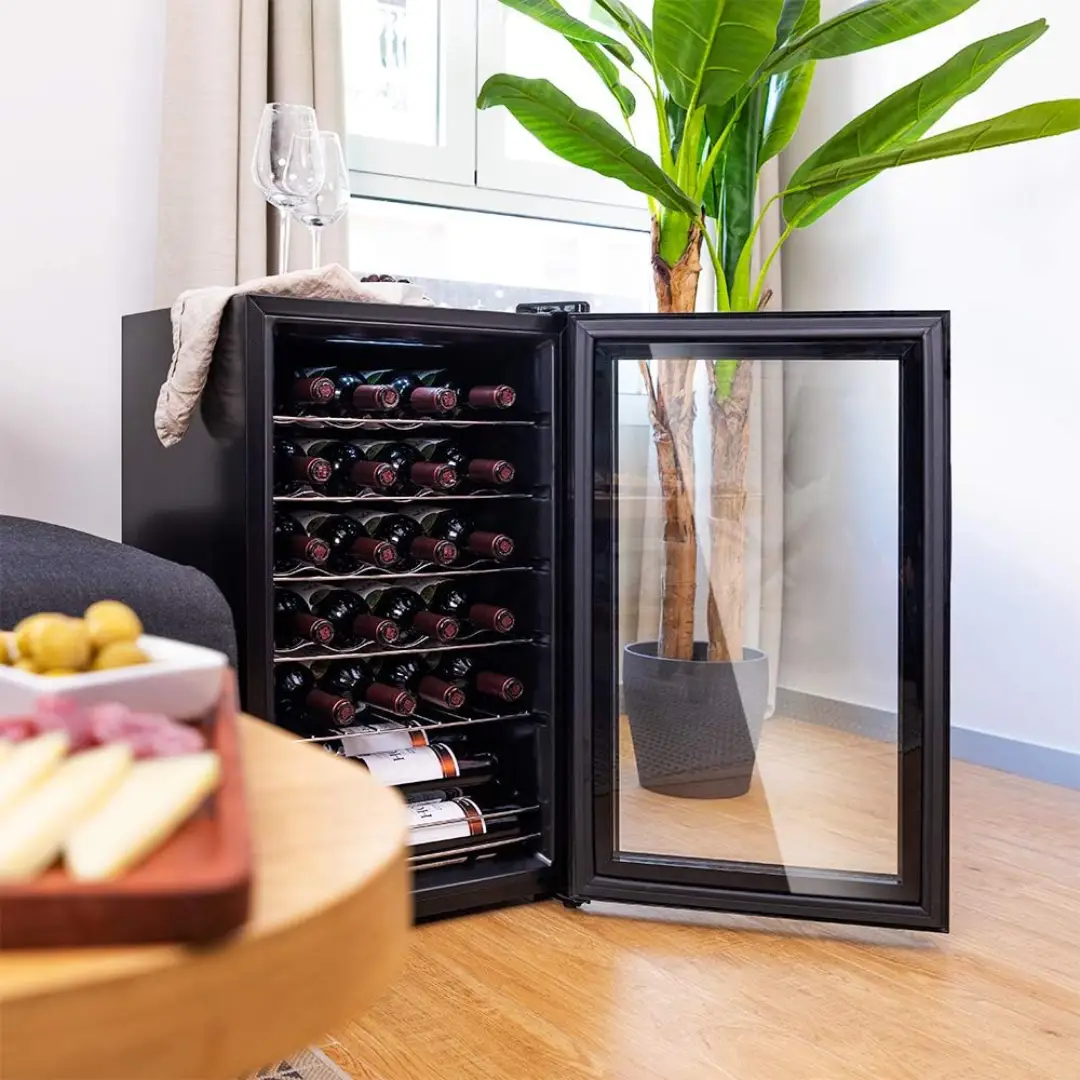 Vinoteca 24 Botellas 02342 de Cecotec ubicada en un salón, abierta y mostrando su capacidad y utilidad para mantener vinos a la temperatura ideal