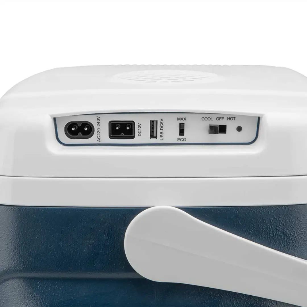 Primer plano de los enchufes y conexiones USB de la Nevera Portátil NV-5000 Orbegozo, mostrando su funcionalidad versátil