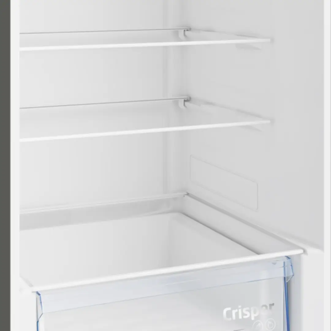 Vista del interior del combi inox Beko B1RCNE-364G, mostrando las estanterías y compartimentos