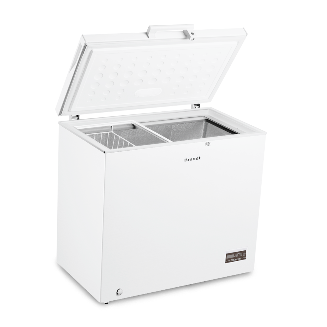 Imagen del Congelador Horizontal BFK201ESW Brandt de 198L abierto, mostrando su amplio espacio de almacenamiento interior