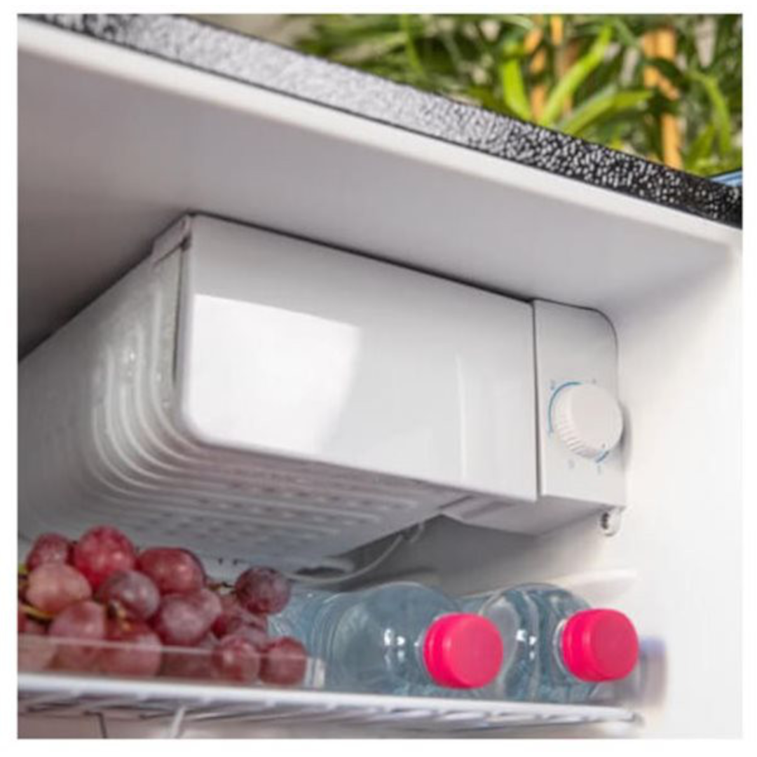 Imagen del Frigorífico 1 Puerta Inox 02313 GrandCooler de Cecotec abierto, mostrando su espacio interior y compartimentos de almacenamiento, disponible en Electrocash