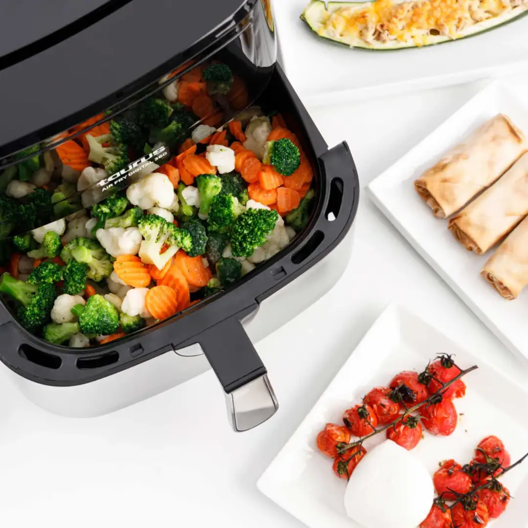 Freidora Taurus Air Fry Digital 360 en funcionamiento, cocinando papas fritas de manera saludable sin aceite