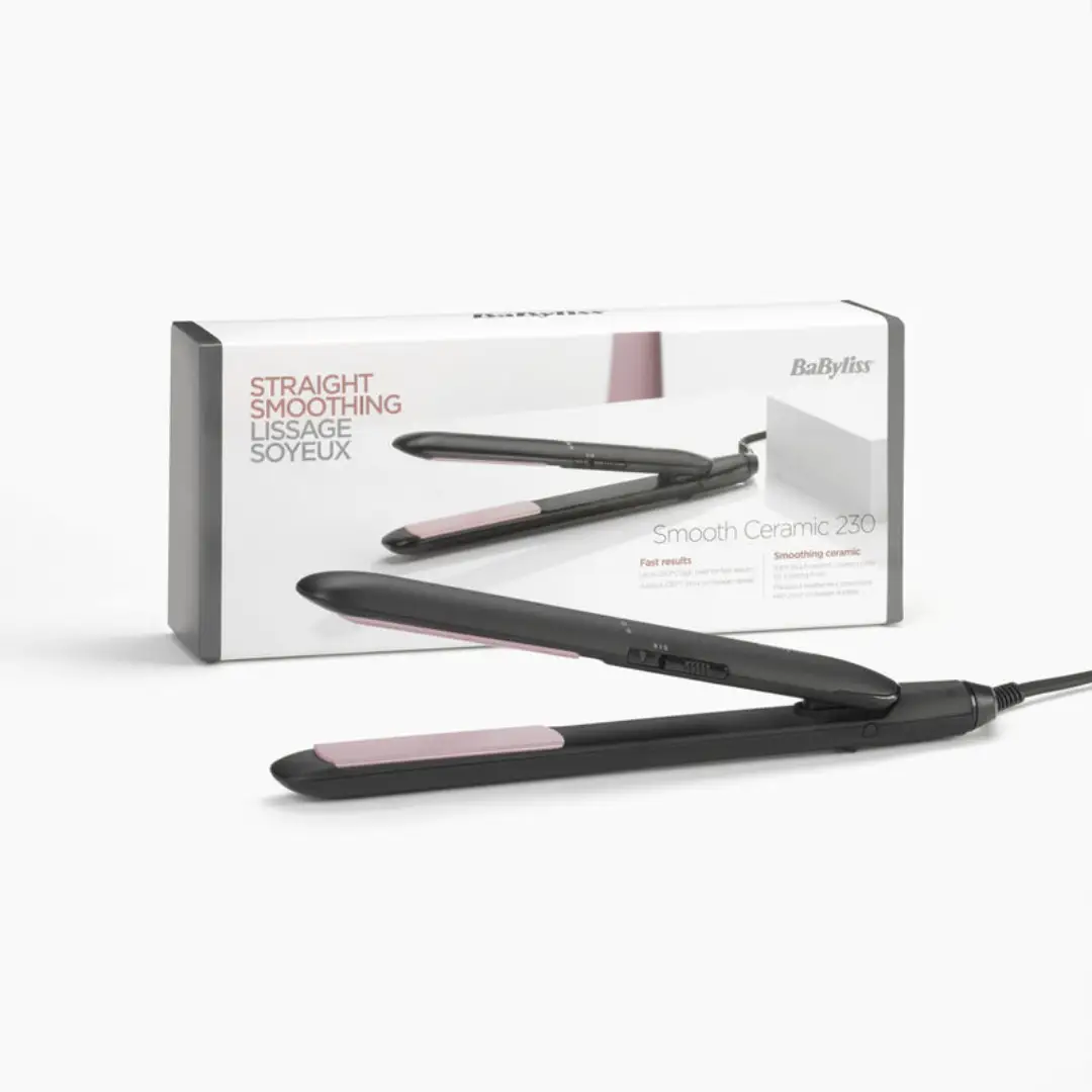 Vista de la plancha de pelo Babyliss ST-241E junto a su caja de embalaje, lista para su compra