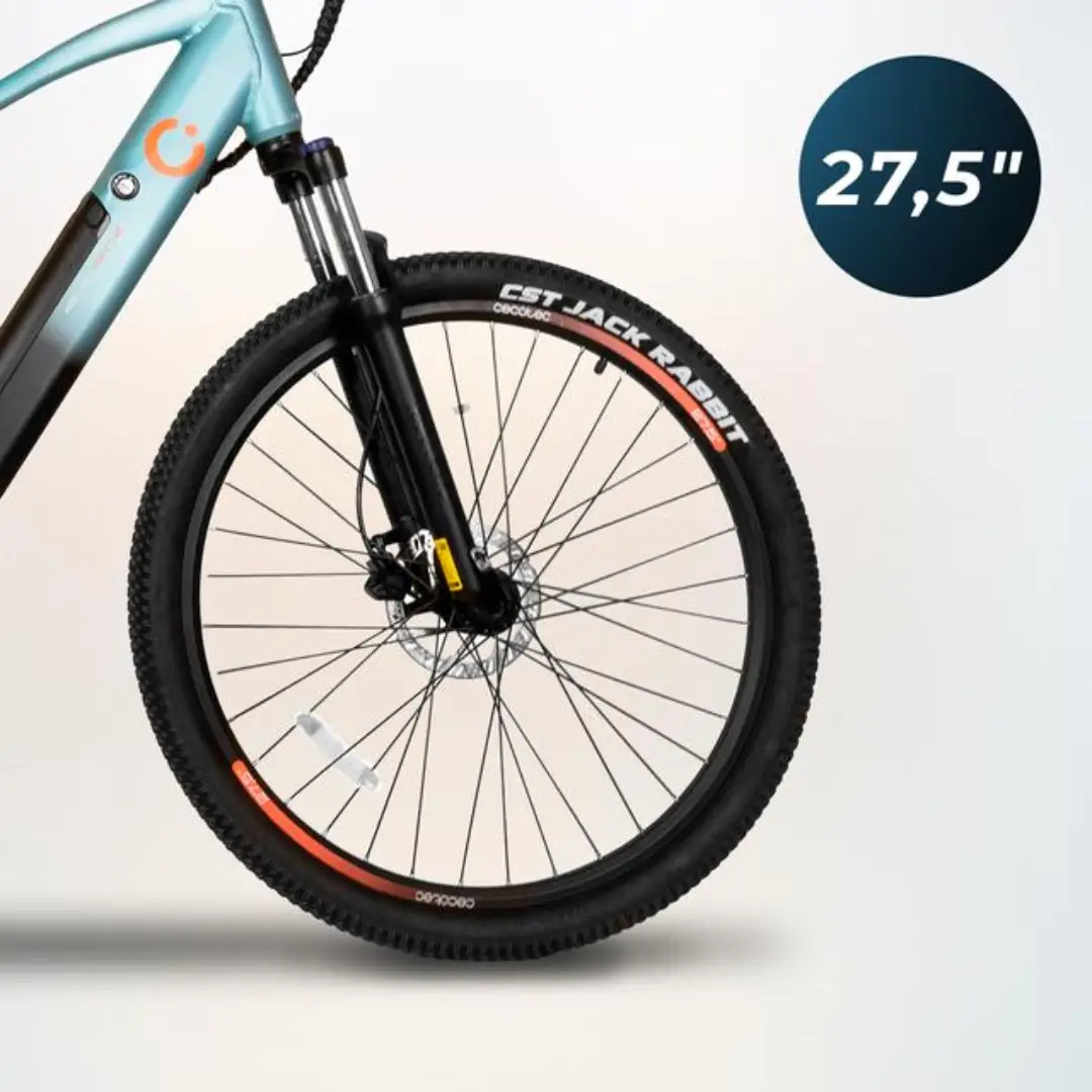 Primer plano de la rueda delantera de la bicicleta eléctrica Cecotec Ventus 07218, destacando su suspensión y diseño robusto