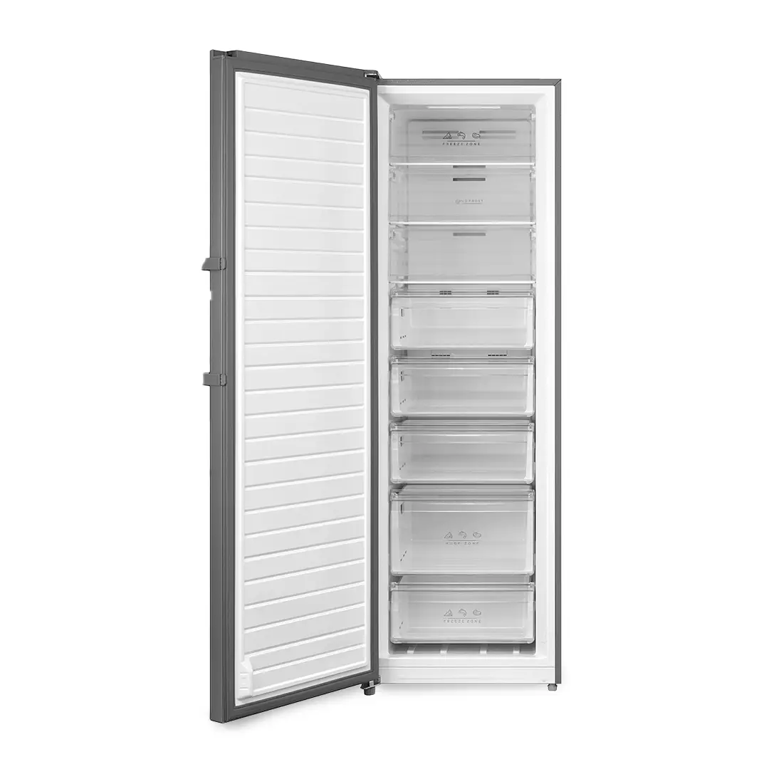 Vista del congelador vertical Brandt BFU-8631NX abierto, mostrando su interior y la disposición de los compartimentos para alimentos congelados