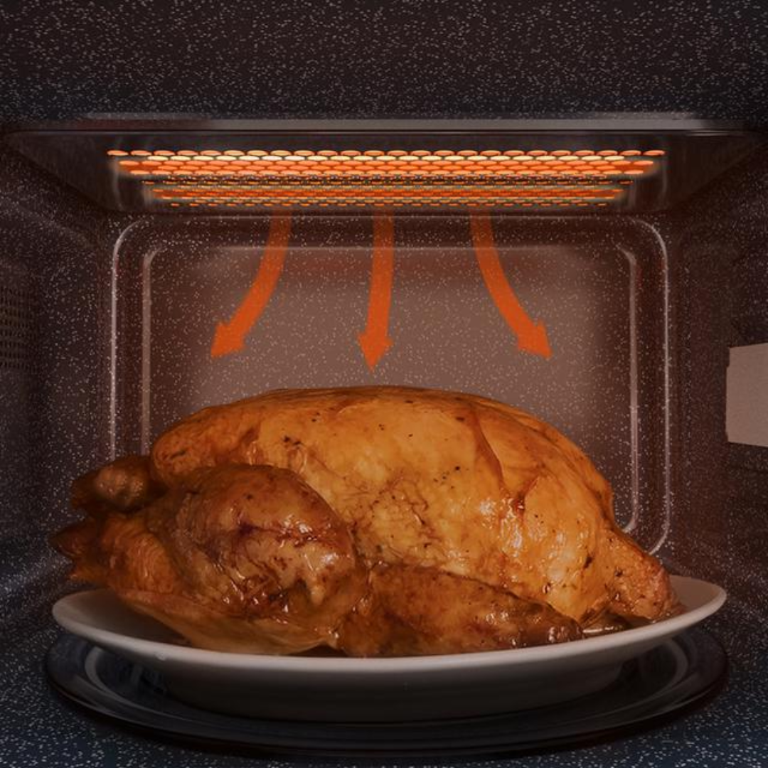 Microondas Cecotec ProClean 3010 en funcionamiento, calentando un pollo para una comida rápida y deliciosa - Electrocash