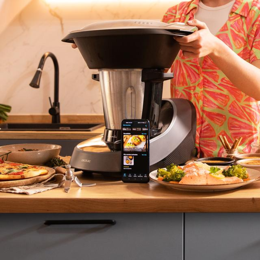 Robot de cocina Cecotec Mambo 11090 en uso, mostrando su capacidad para cocinar, mezclar y triturar - Electrocash