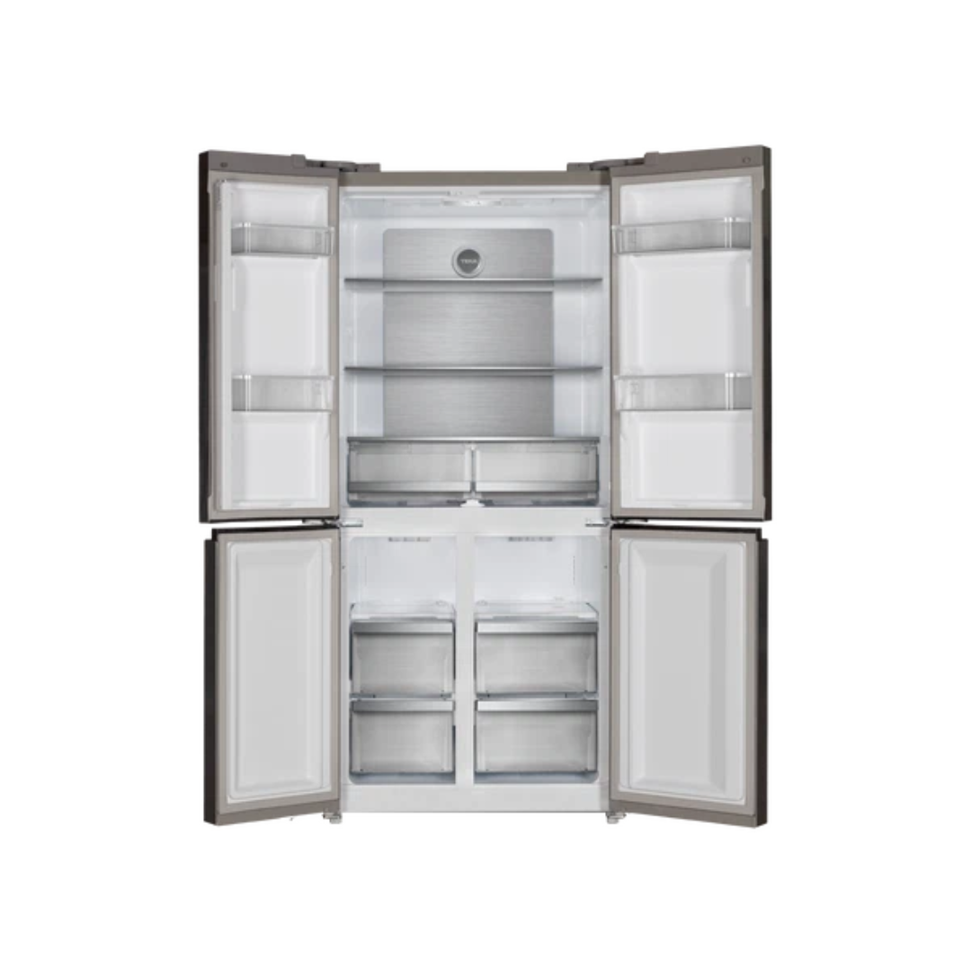 Frigorífico americano Teka RMF-75820GBK de 4 puertas abierto, mostrando su amplio interior con compartimentos optimizados para almacenamiento - Electrocash