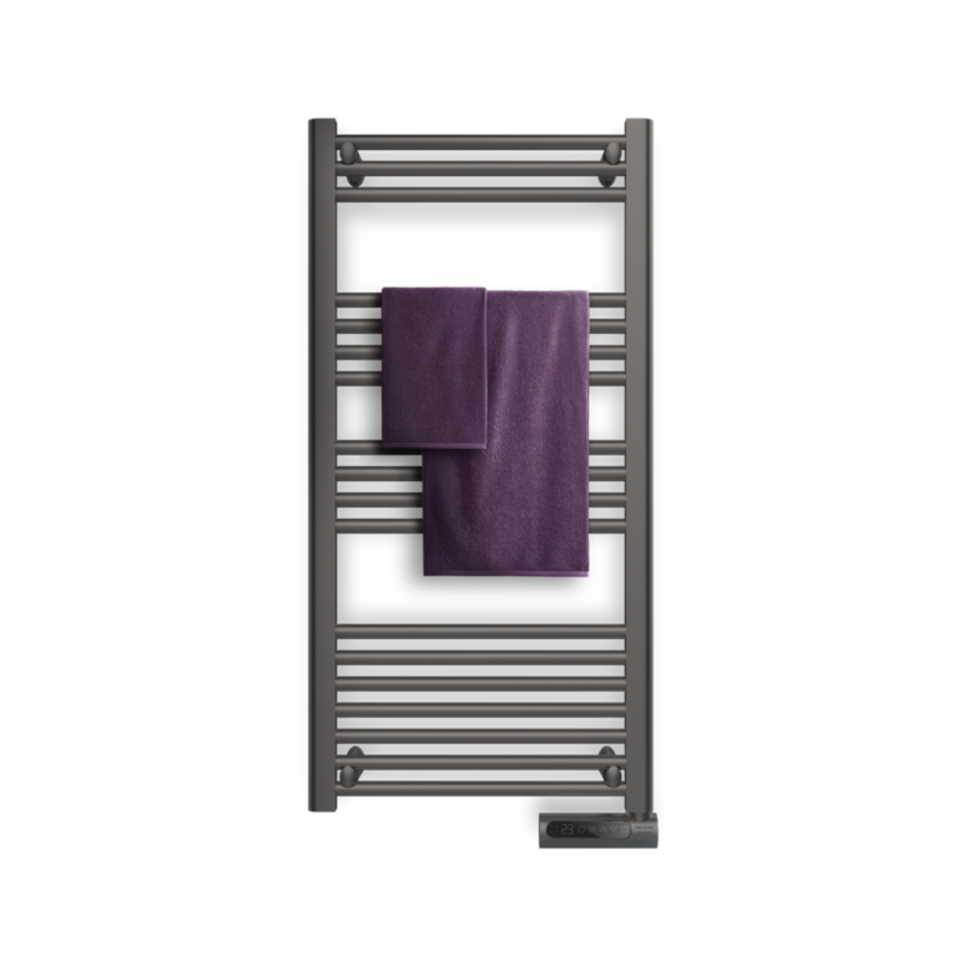 Toallero eléctrico Cecotec Warm 9200 en acero inoxidable instalado en un baño, perfecto para calentar y secar toallas con un toque moderno - Electrocash