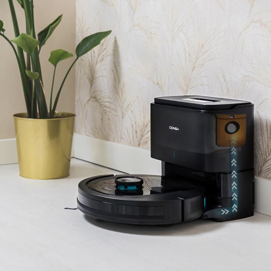 Robot aspirador Cecotec Conga 7490 en funcionamiento en un salón, ideal para limpiar alfombras y suelos duros - Electrocash