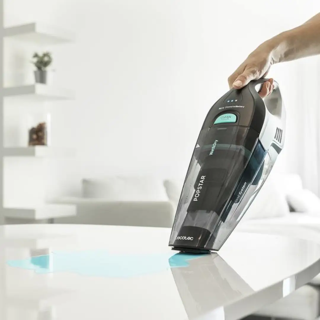 Aspirador de mano Micro Hand Cecotec 110W limpiando líquidos en una superficie