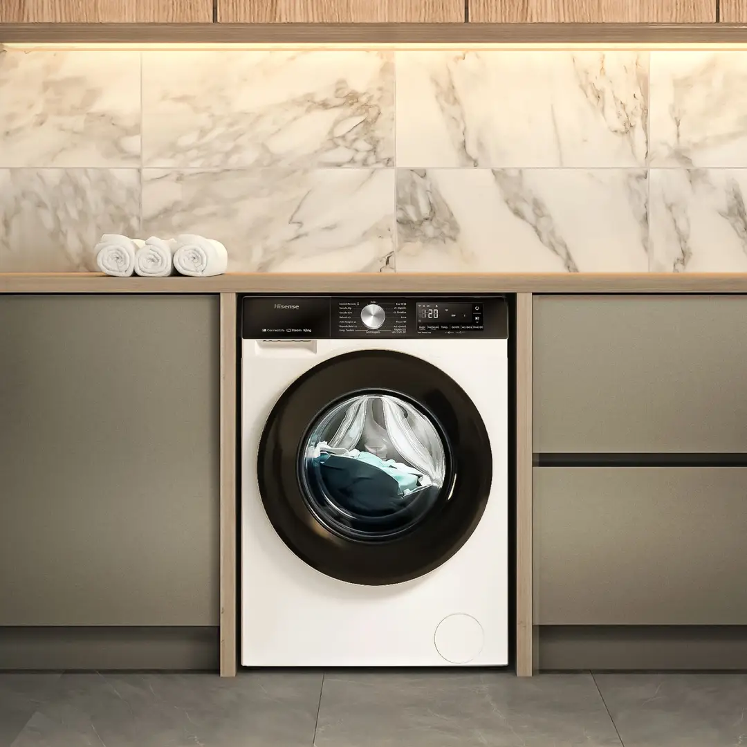 Lavadora-secadora Hisense WD-3S9043BW3 instalada en una cocina de muestra, demostrando su tamaño y funcionalidad. - Electrocash