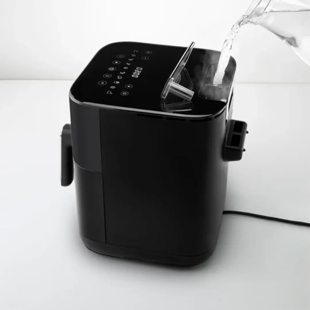 Freidora dietética Parrot UFESA de 6 litros con agua en su interior, mostrando cómo se prepara para cocinar con la mínima cantidad de aceite - Electrocash