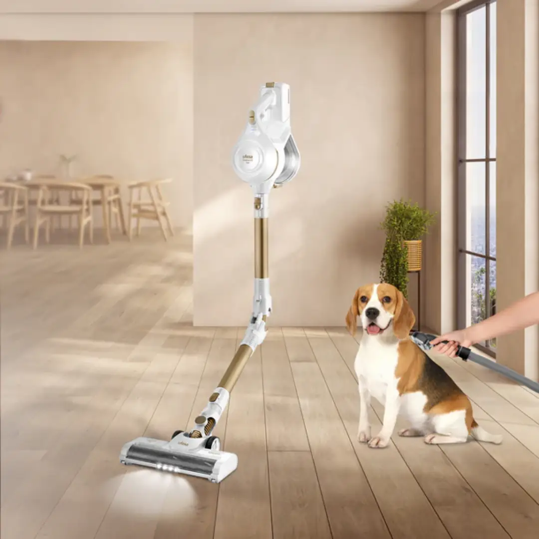 Aspirador escoba U3-PET UFESA siendo usado para limpiar pelos de animales, destacando su efectividad en superficies con mascotas - Electrocash