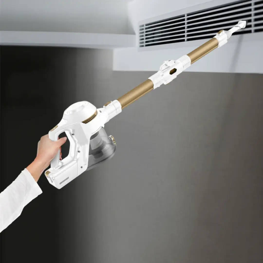 Aspirador escoba U3-PET UFESA siendo utilizado para limpiar superficies altas, como un aire acondicionado, gracias a su versatilidad y alcance - Electrocash