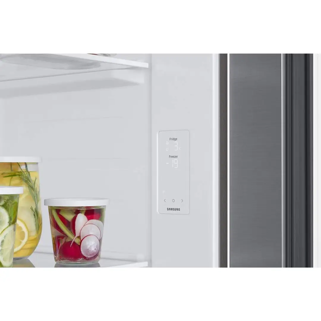 Primer plano del panel LED interior del frigorífico americano Samsung RS-57DG400EM9EF, destacando su iluminación moderna y fácil acceso a los controles - Electrocash