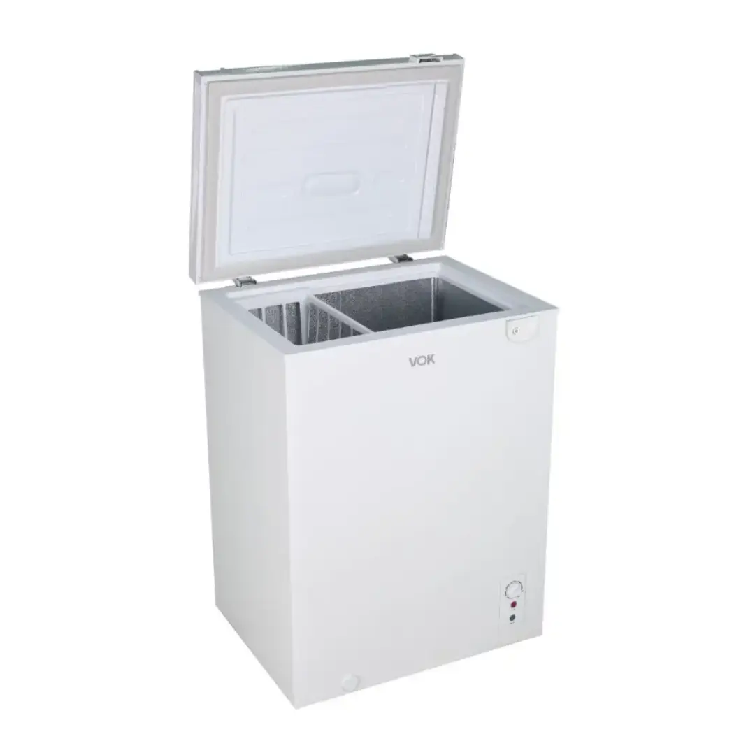 Vista del congelador EVF-137CDEW VOK con la tapa abierta, mostrando el amplio interior de 137L con luz LED para mayor visibilidad - Electrocash