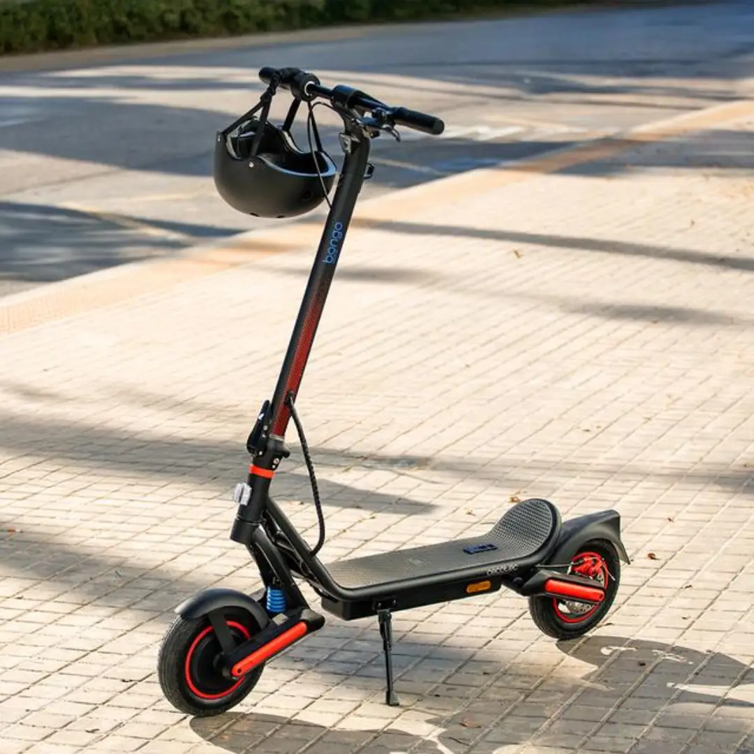 Patinete eléctrico Bongo D40 XL de Cecotec en uso, mostrando su rendimiento y confort en el camino - Electrocash