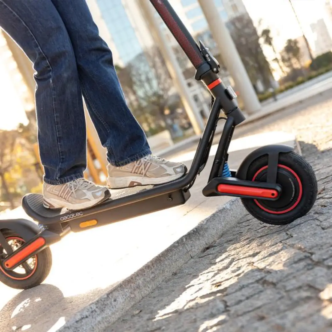 Detalle de las ruedas y parte baja del patinete eléctrico Bongo D40 XL de Cecotec, destacando su diseño robusto y funcionalidad - Electrocash