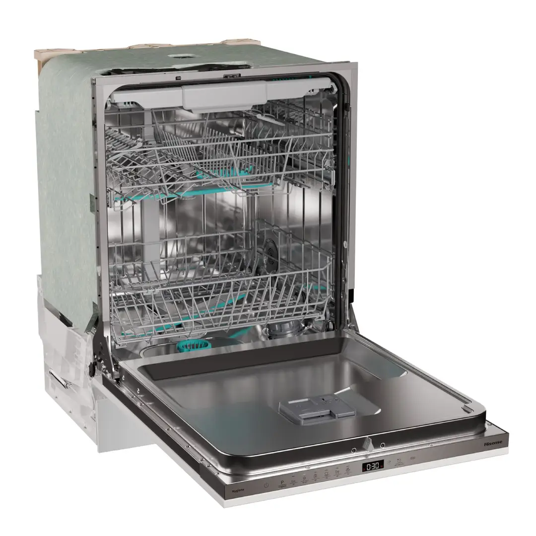Vista del lavavajillas Hisense HV-16D5 abierto, mostrando su amplio interior y distribución optimizada para 16 cubiertos - Electrocash