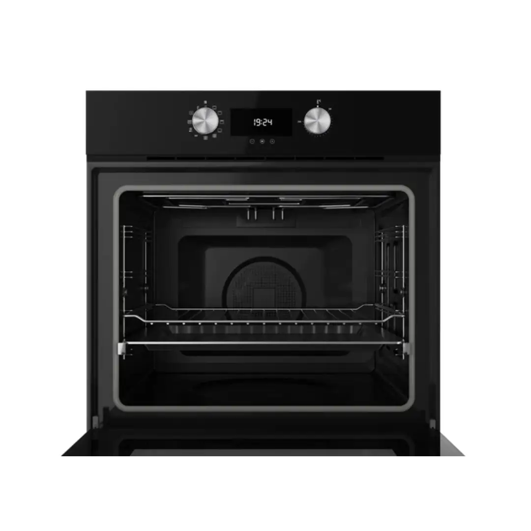 Vista del horno Teka HLB-8400P con la puerta abierta, mostrando su espacioso interior y bandejas, perfecto para cocinar múltiples platos - Electrocash