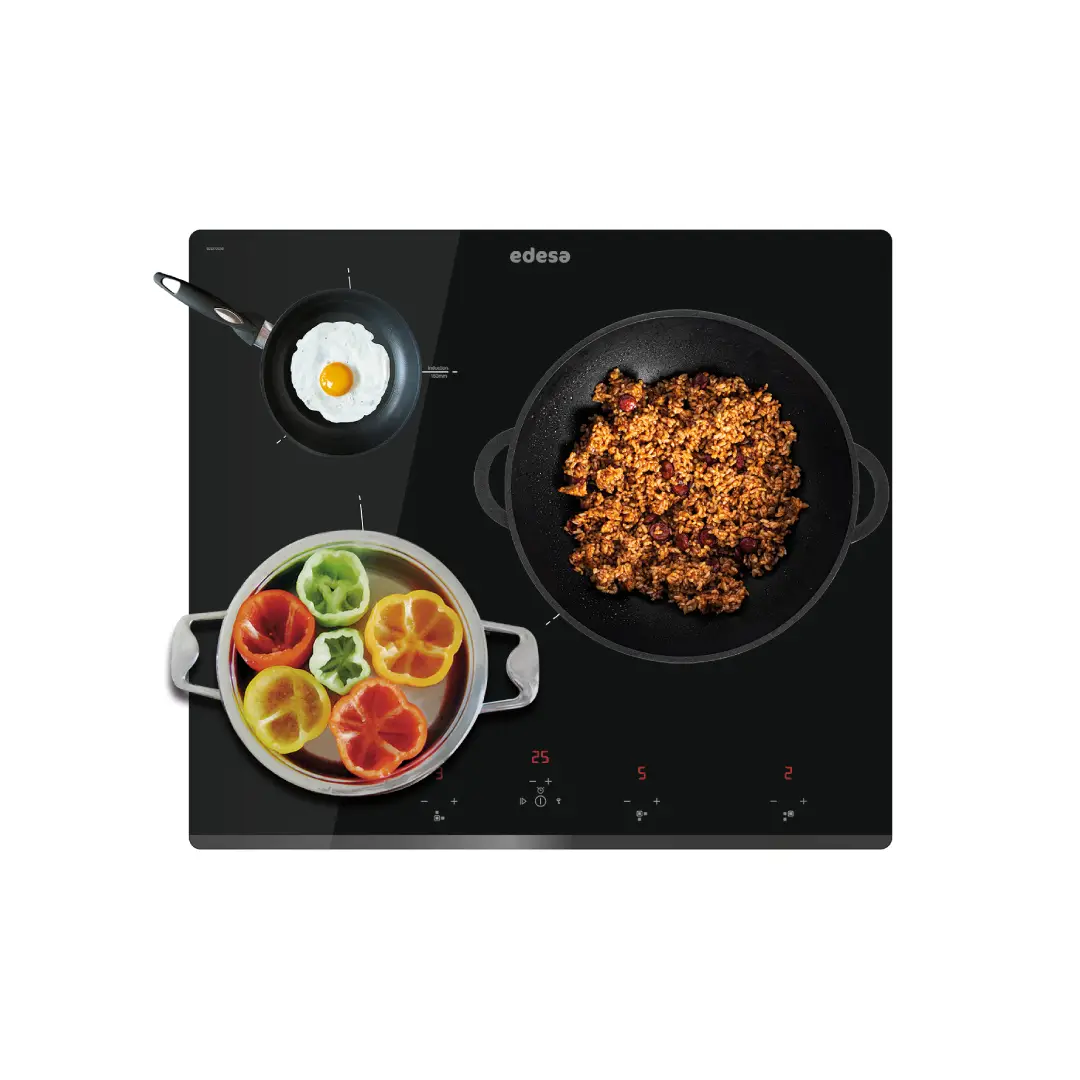 Placa de inducción EDESA EIT-6329B en funcionamiento, mostrando sus 3 zonas de cocción activas, perfecta para una experiencia de cocina moderna y eficiente - Electrocash