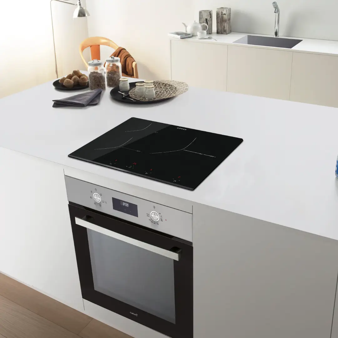 Placa de inducción EDESA EIT-6329B instalada en una cocina moderna, destacando su diseño elegante y compacto, ideal para cualquier espacio - Electrocash
