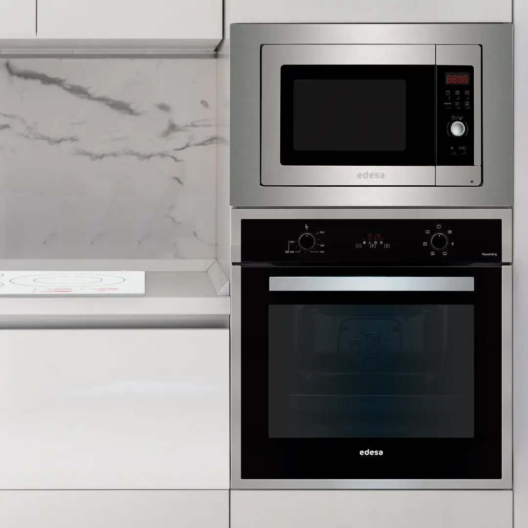 Vista del microondas EDESA EMW-2020IX integrado en el mobiliario de cocina, destacando su estilo en inox y encaje perfecto - Electrocash