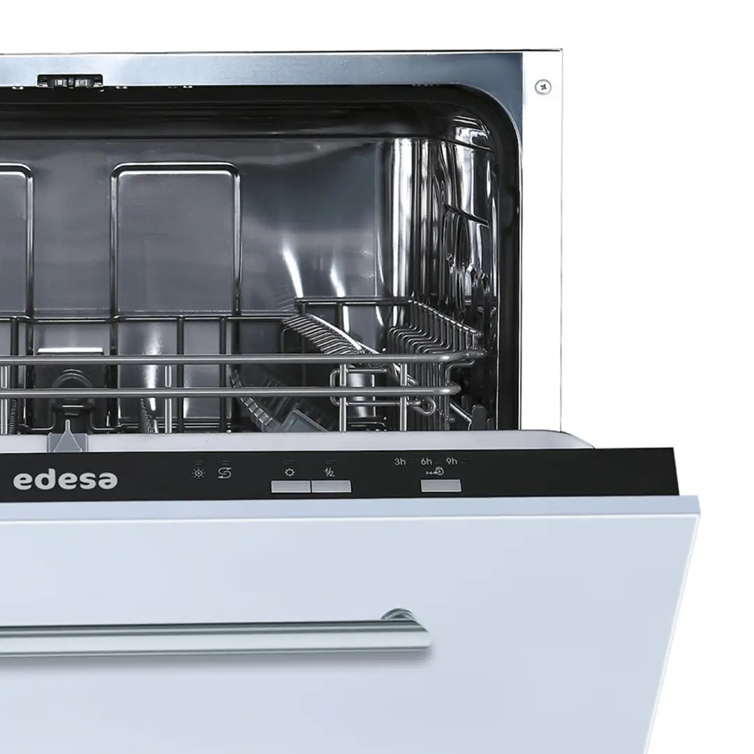 Primer plano del interior del lavavajillas Edesa EDB-6130I, mostrando su distribución y espacio para hasta 13 cubiertos - Electrocash