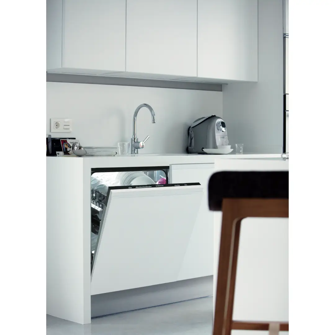 Lavavajillas integrable Edesa EDB-6130I instalado en cocina, integrándose perfectamente en el mobiliario para un acabado limpio y moderno - Electrocash