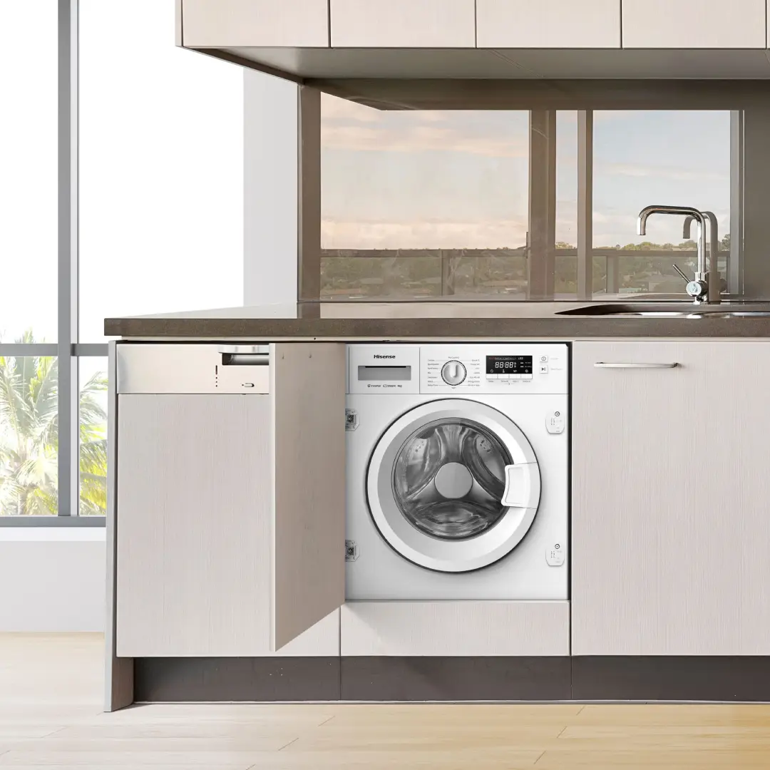 Lavadora integrable Hisense WF3M-841BWIES de 8 kg en un entorno de cocina moderna, mostrando su diseño discreto y elegante - Electrocash
