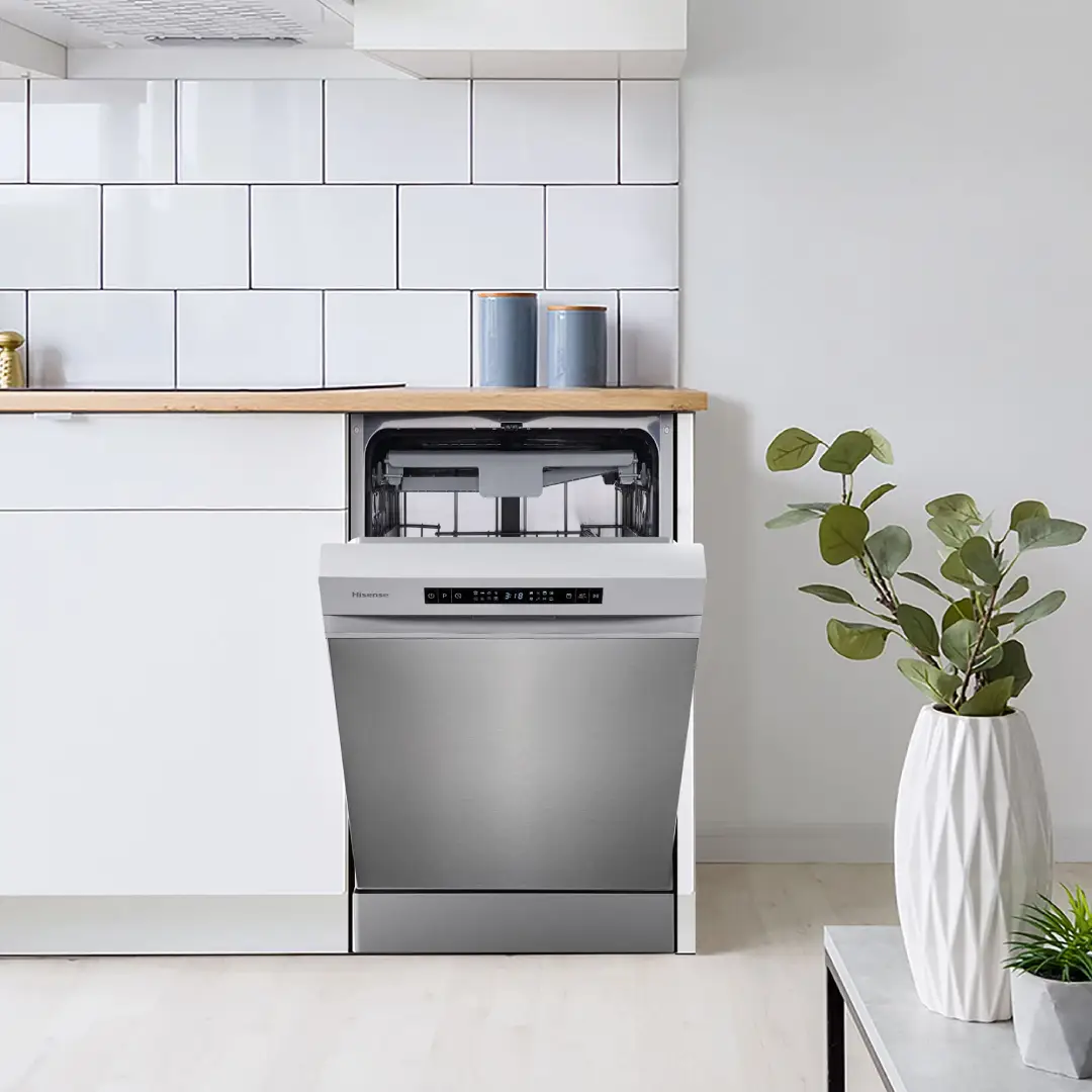 Vista del lavavajillas Hisense HS-543D10X en una cocina moderna, destacando su diseño elegante en inox y fácil integración - Electrocash