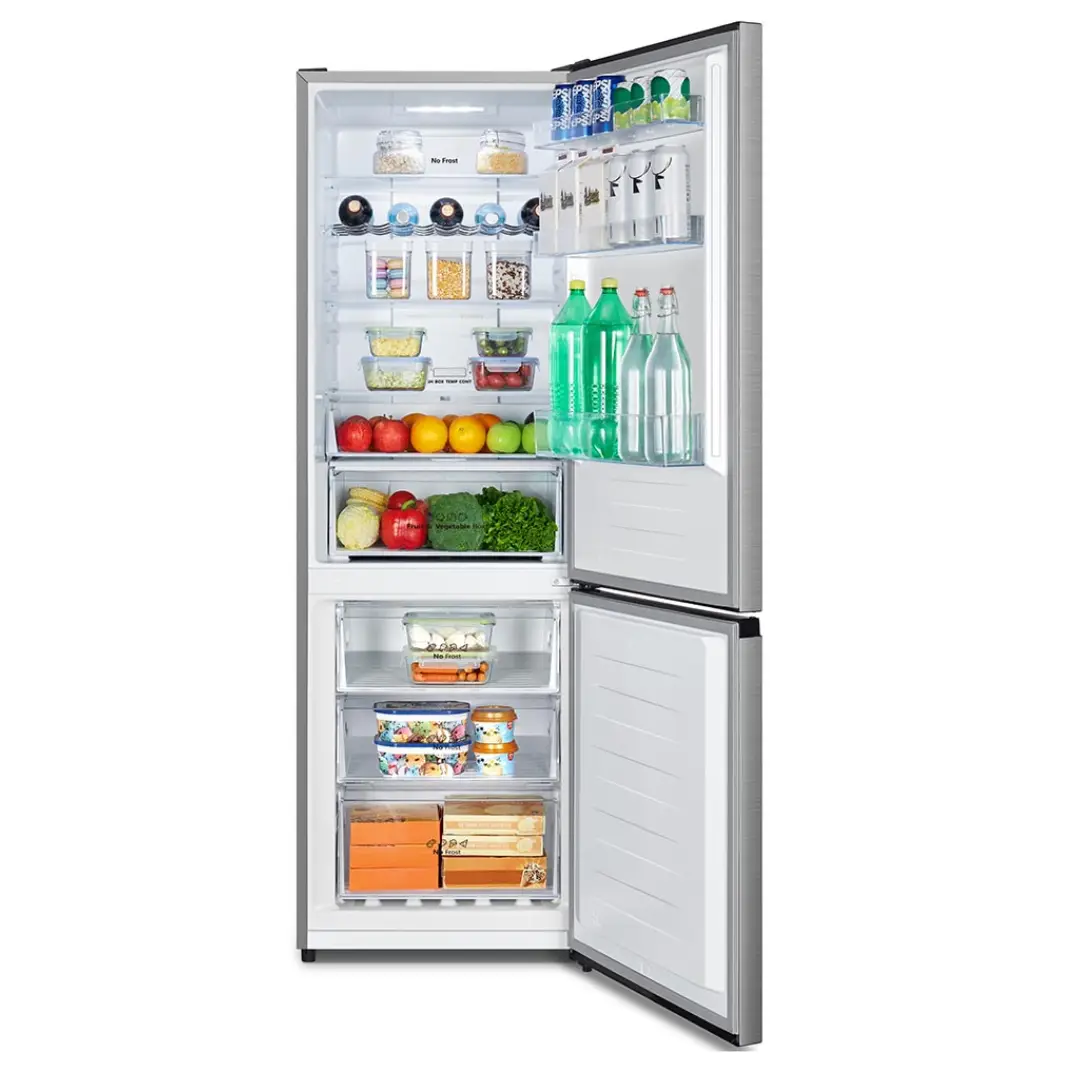 Vista interior del combi Hisense RB-372N4CCD con puertas abiertas, mostrando su amplia distribución y almacenamiento versátil - Electrocash
