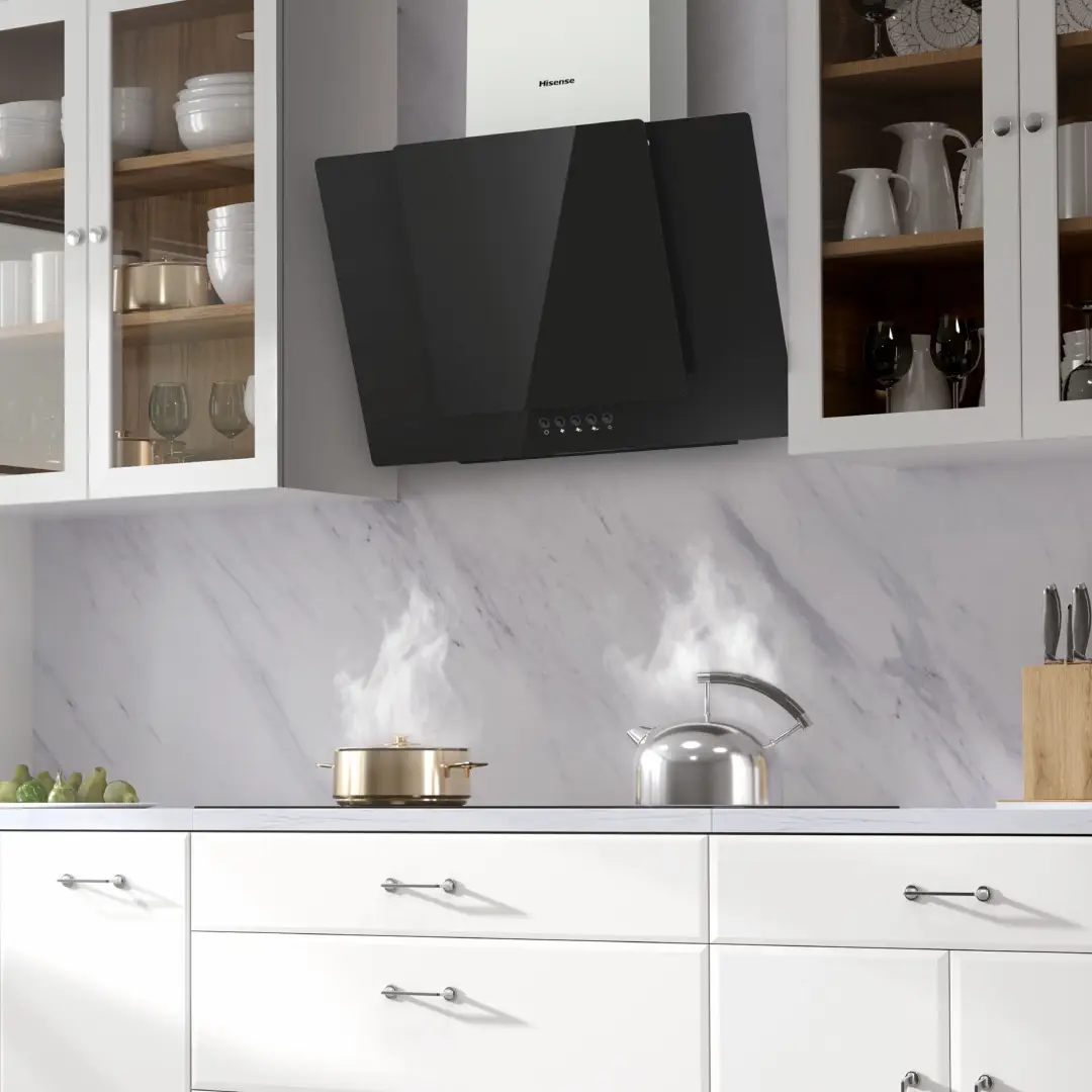 Vista de la campana decorativa Hisense CH-6IN6BXBG montada en cocina, destacando su diseño elegante en cristal negro y su integración en el entorno - Electrocash