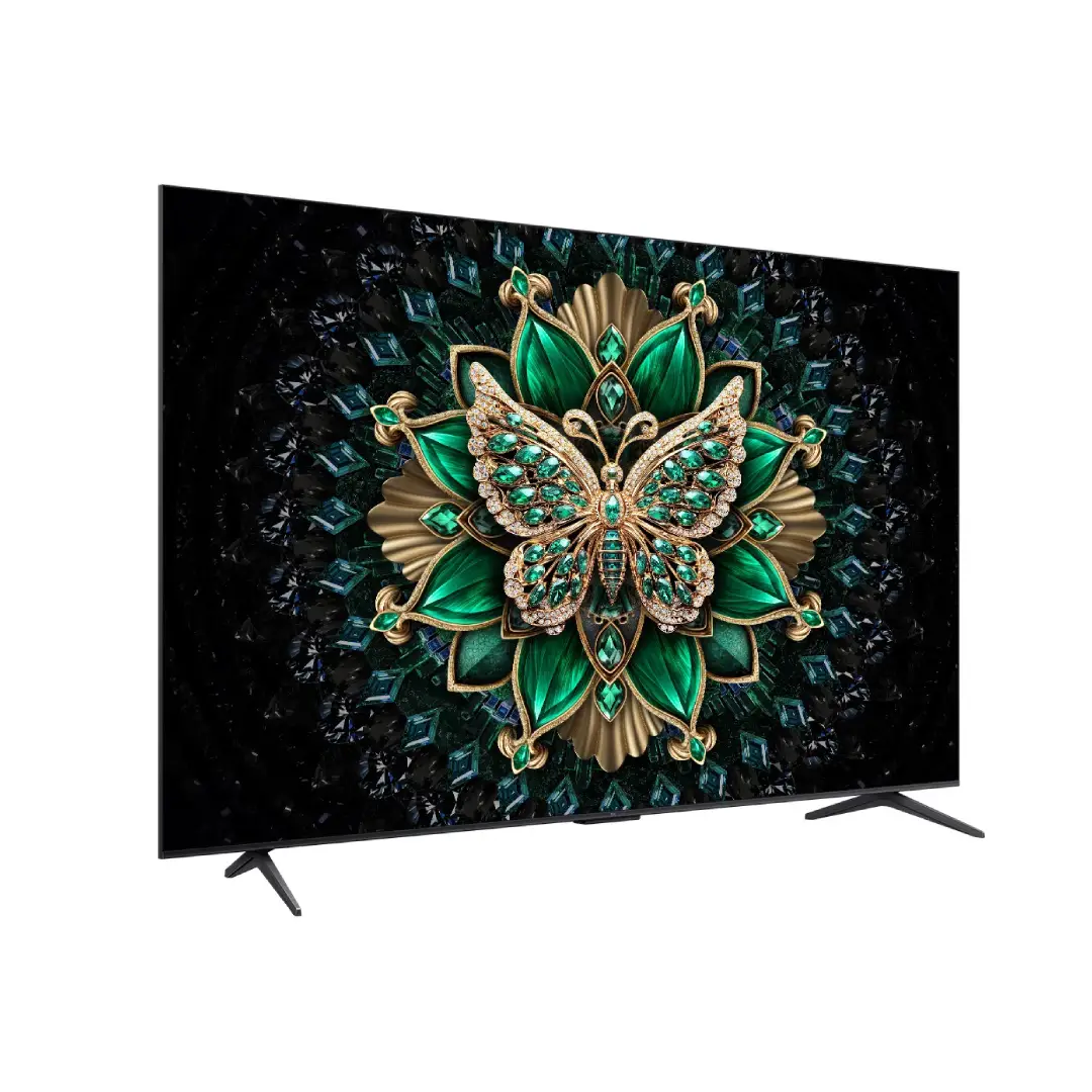 Imagen en ángulo del TCL 55C6K que muestra su diseño estilizado, marcos ultrafinos y base metálica elegante – Electrocash