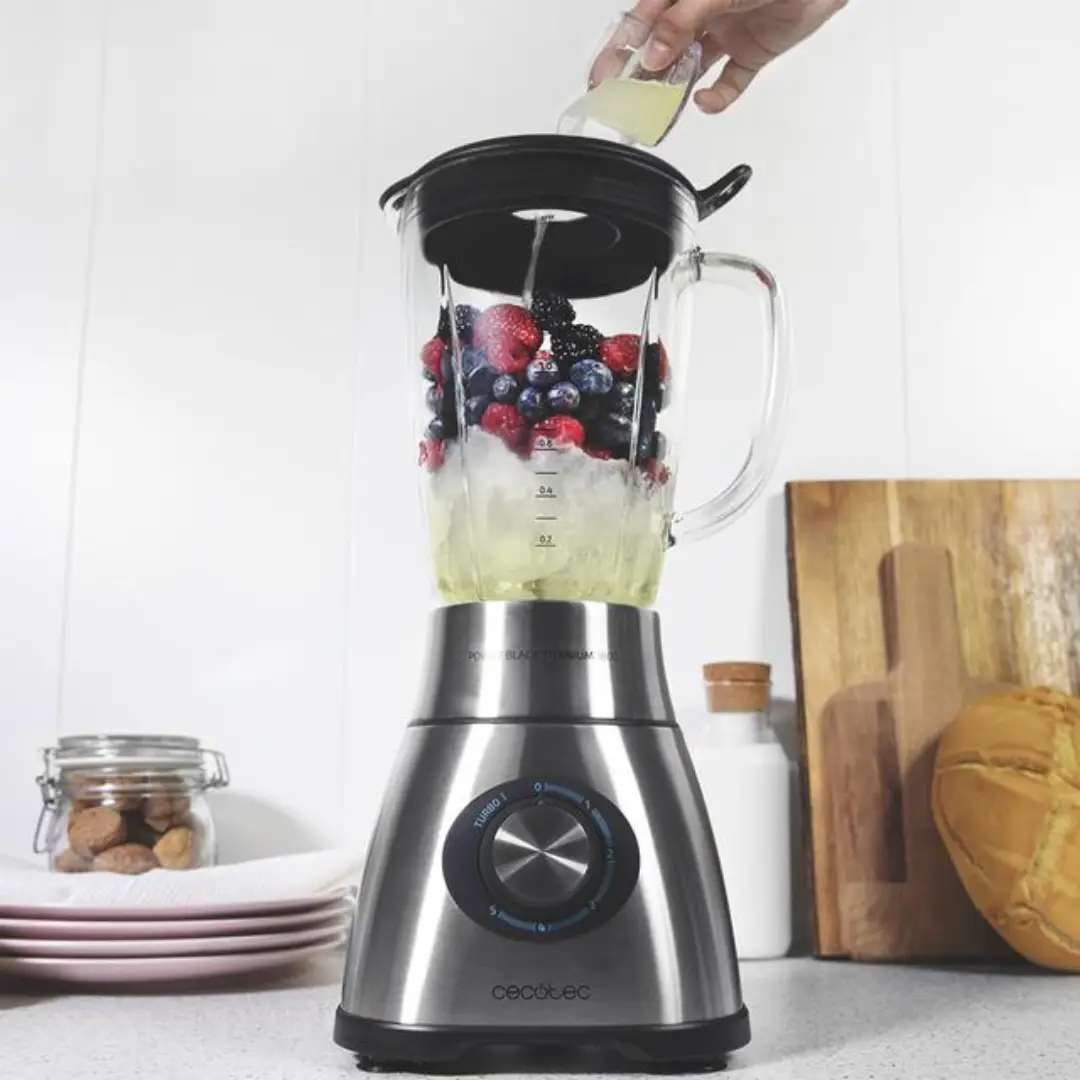 Batidora de vaso Cecotec Power Black Titanium 2500MAX 1800W en uso, mezclando ingredientes con su jarra de 2.1L – Electrocash