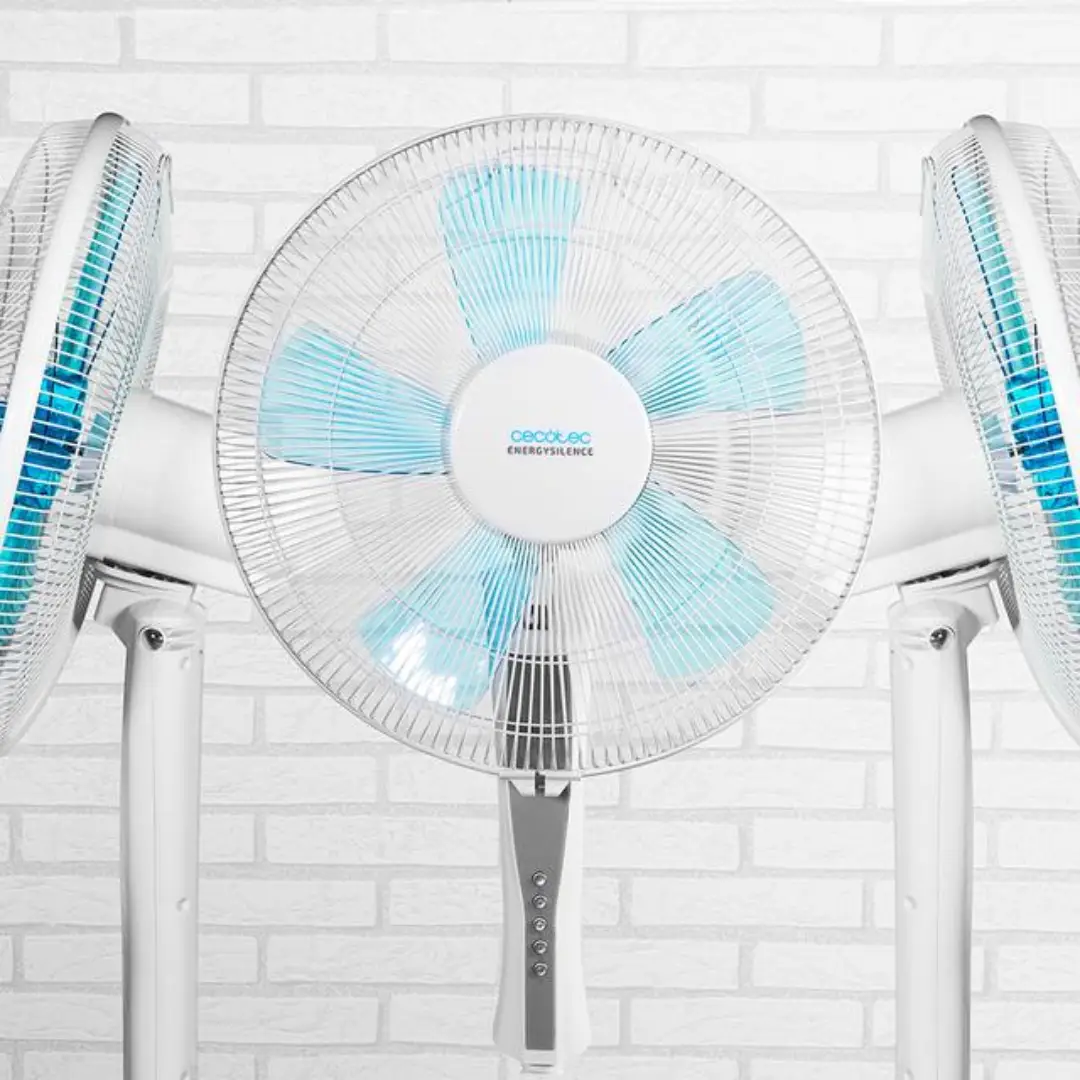 Primer plano del ventilador Cecotec EnergySilence 530 PowerConnected mostrando su rejilla, aspas y diseño moderno – Electrocash